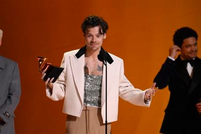 Harry Styles recoge el Grammy a mejor álbum del año, el 5 de febrero de 2023, en Los Ángeles.