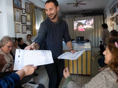 La ONG Ceain organiza cursos en barriadas del Puerto de Santa María (Cádiz) para desmentir bulos sobre la inmigración.