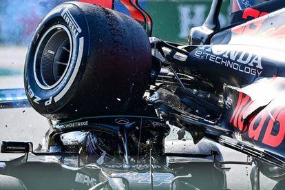El vehículo de Max Verstappen colisiona con el de Lewis Hamilton en la carrera del GP de Italia celebrada en Monza.