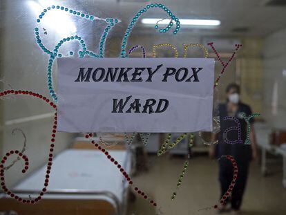 Un trabajador sanitario en una sala exclusiva con los pacientes infectados por la viruela del mono, en un hospital de la India.