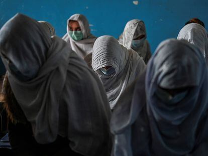 Un grupo de mujeres en una escuela de provincia en Afganistán, el pasado 21 de noviembre.