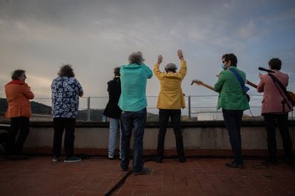 El grupo Los Manolos rindió homenaje a los sanitarios con un concierto en la azotea del Hospital de la Vall d'Hebron en Barcelona, el pasado 23 de abril.