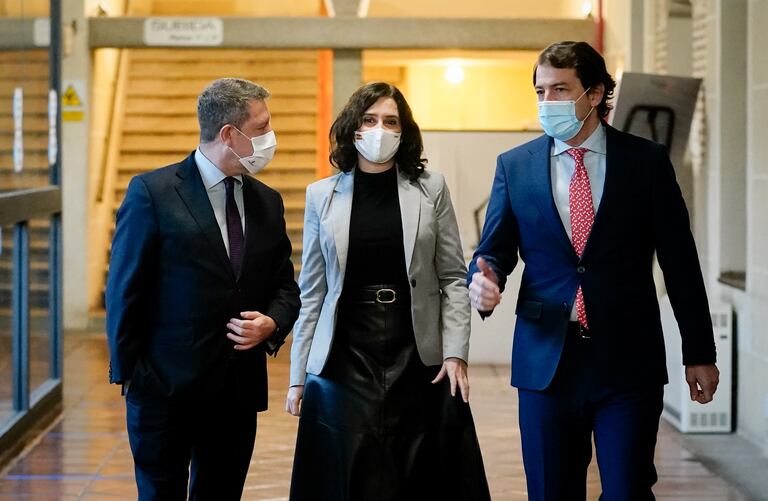 El presidente de Castilla-La Mancha, Emiliano García-Page, la presidenta de la Comunidad de Madrid, Isabel Díaz Ayuso y el presidente de Castilla y León, Alfonso Fernández Mañueco, el pasado miércoles en Ávila.
