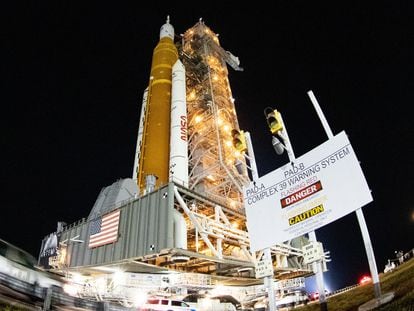 El cohete SLS con la nave Orion, preparado para el lanzamiento en Cabo Cañaveral, Florida.