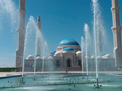 Fuente de La Gran Mezquita de Astaná (Kazajistán), la mayor mezquita de Asia Central, diseñada por Fluidra.