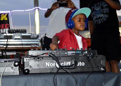 El pequeño DJ en acción
