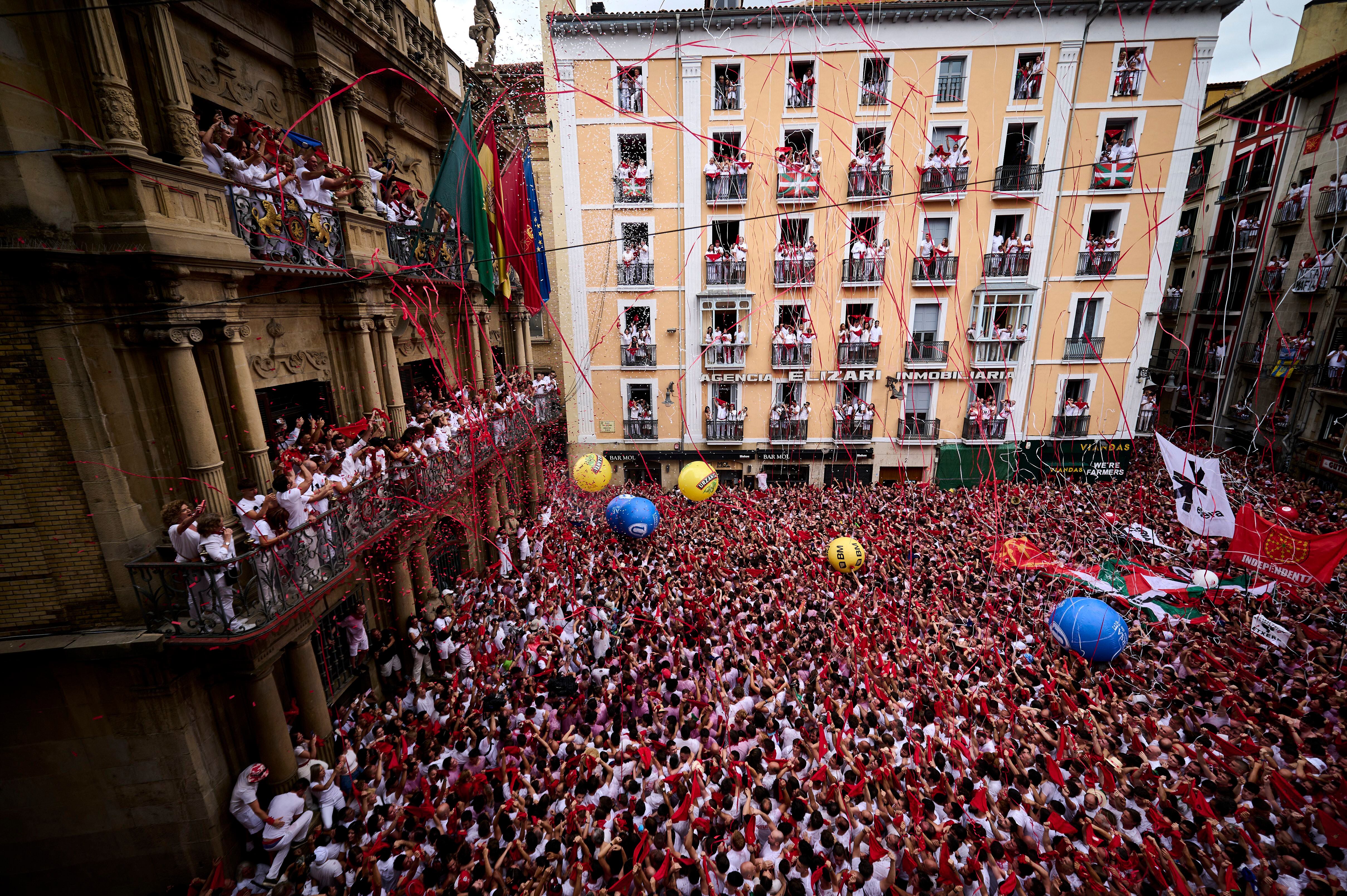 Miles de personas abarrotan la plaza Consistorial de Pamplona.
