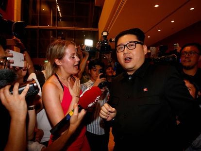 Howard, una suplantación australiano-china de Kim Jong-un, antes de abandonar el hotel Marina Bay Sands de Singapur.