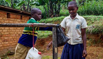 Dos alumnos se lavan las manos en su escuela de Mvaa, Tanzania.