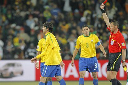 El árbitro francés Stéphane Lannoy ha expulsado al madridista Kaká, por doble amarilla, tras un encontronazo con un jugador marfileño