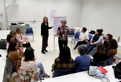 The trainer Maru Sarasola, in the center, and director for Equality Elena Leiñena (behind her), surrounded by the participants in the sixth session of the 'Akademe' program at the headquarters of the University of the Basque Country in Lejona (Vizcaya), last April 18.