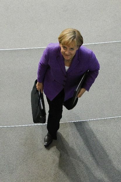 Merkel, a la salida del Parlamento alemán tras el debate sobre el rescate del euro.