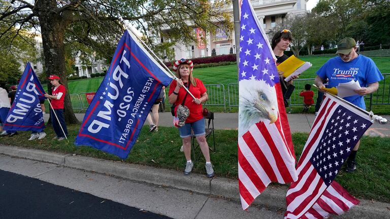 Partidarios de Donald Trump antes del debate en Nashville.