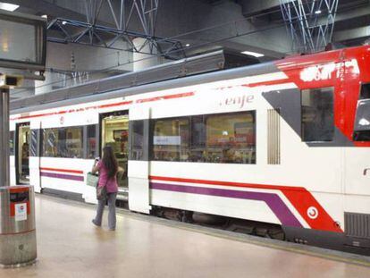 Tren de cercanías de Renfe en la estación de Atocha de Madrid.