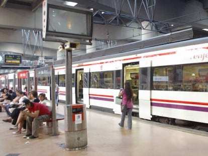 Tren de cercanías de Renfe en la estación de Atocha de Madrid.