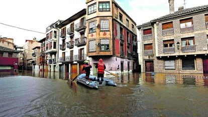 Miembros de Protección Civil en el casco viejo de Tudela, inundado el pasado febrero.