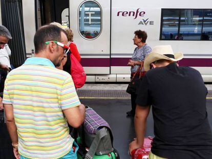 Viajeros suben con sus maletas a un AVE en la estación de Atocha de Madrid.