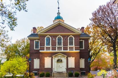 En sus inicios, Filadelfia fue mucho más importante que Washington, Boston o Nueva York. Desde el inicio de la Guerra de Independencia hasta 1790 (año en que se fundó la ciudad de Washington), fue la capital de la nueva nación. A la zona junto al río Delaware, entre Walnut St, Vine St y la calle Sexta, se la conoce como la milla cuadrada más histórica de EE UU y dentro de esta área hay incluso un parque nacional, el Independence National Historic Park, que incluye edificios antiguos (en la foto, Carpenter's Hall) museos y monumentos emblemáticos.