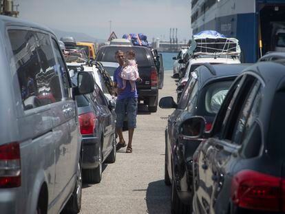 Familias hacen cola en el Puerto de Algeciras para embarcar hacia Tánger (Marruecos).