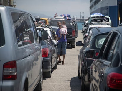 Familias hacen cola en el Puerto de Algeciras para embarcar hacia Tánger (Marruecos).