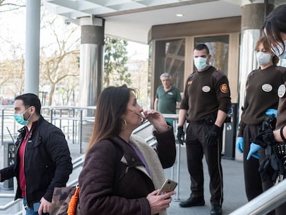 Vigilantes de los juzgados de plaza de Castilla deniegan la entrada a dos personas el pasado 7 de abril.