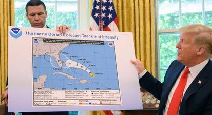 Trump muestra un mapa con la trayectoria del Dorian alterada.