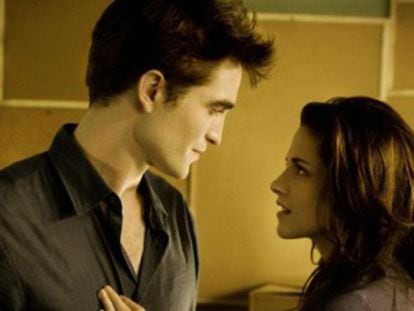 Los personajes de Edward y Bella en la versión cinematográfica de 'Crepúsculo'.