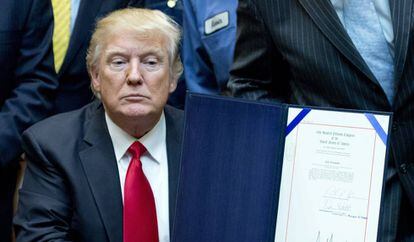 El presidente de los Estados Unidos, Donald J. Trump, tras firmar la Resolución H.J. 38, este jueves.