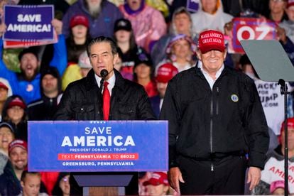 El candidato republicano al Senado por Pensilvania, Mehmet Oz, interviene en un mitin en mayo pasado en Greensburg (Pensilvania), acompañado por Donald Trump.
