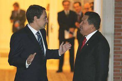 José Luis Rodríguez Zapatero recibe a Hugo Chávez en el palacio de la Moncloa.