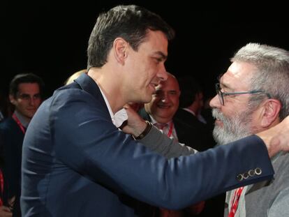 Cándido Méndez (d) saluda a Pedro Sánchez, durante el 42 Congreso Confederal de UGT.