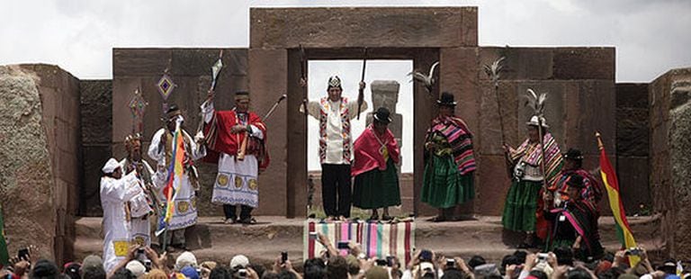 El presidente boliviano, Evo Morales, al momento de recibir la bendición de los sacerdotes aymaras en las ruinas de Tiahuanaco