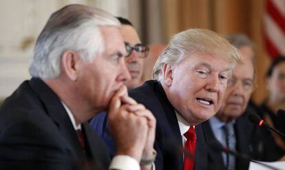 El presidente de EE UU Donald Trump, con el secretario de Estado, Rex Tillerson, el pasado viernes en Florida. 