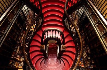 Escalera de la librer&iacute;a Lello e Irmao, en Oporto.