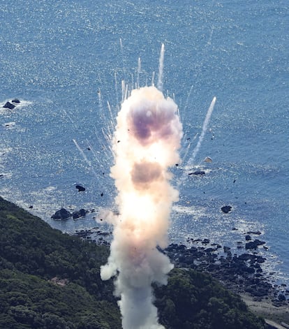 El pequeño cohete 'Kairos' de combustible sólido del Japón Space One explotó poco después de su lanzamiento inaugural en la ciudad de Kushimoto, prefectura de Wakayama, Japón, el 13 de marzo de 2024, en esta foto tomada por Kyodo.