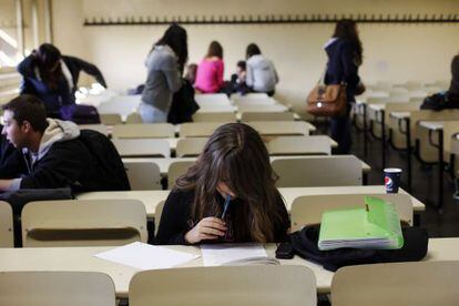 Estudiantes en uno de los centros afectados por la huelga.