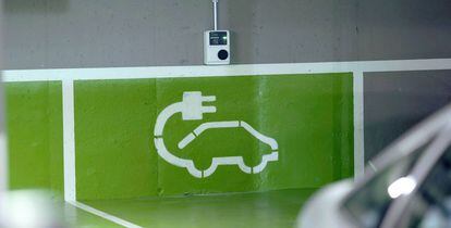 Un punto de recarga para coches eléctricos instalado en el párking de un supermercado de Mercadona.