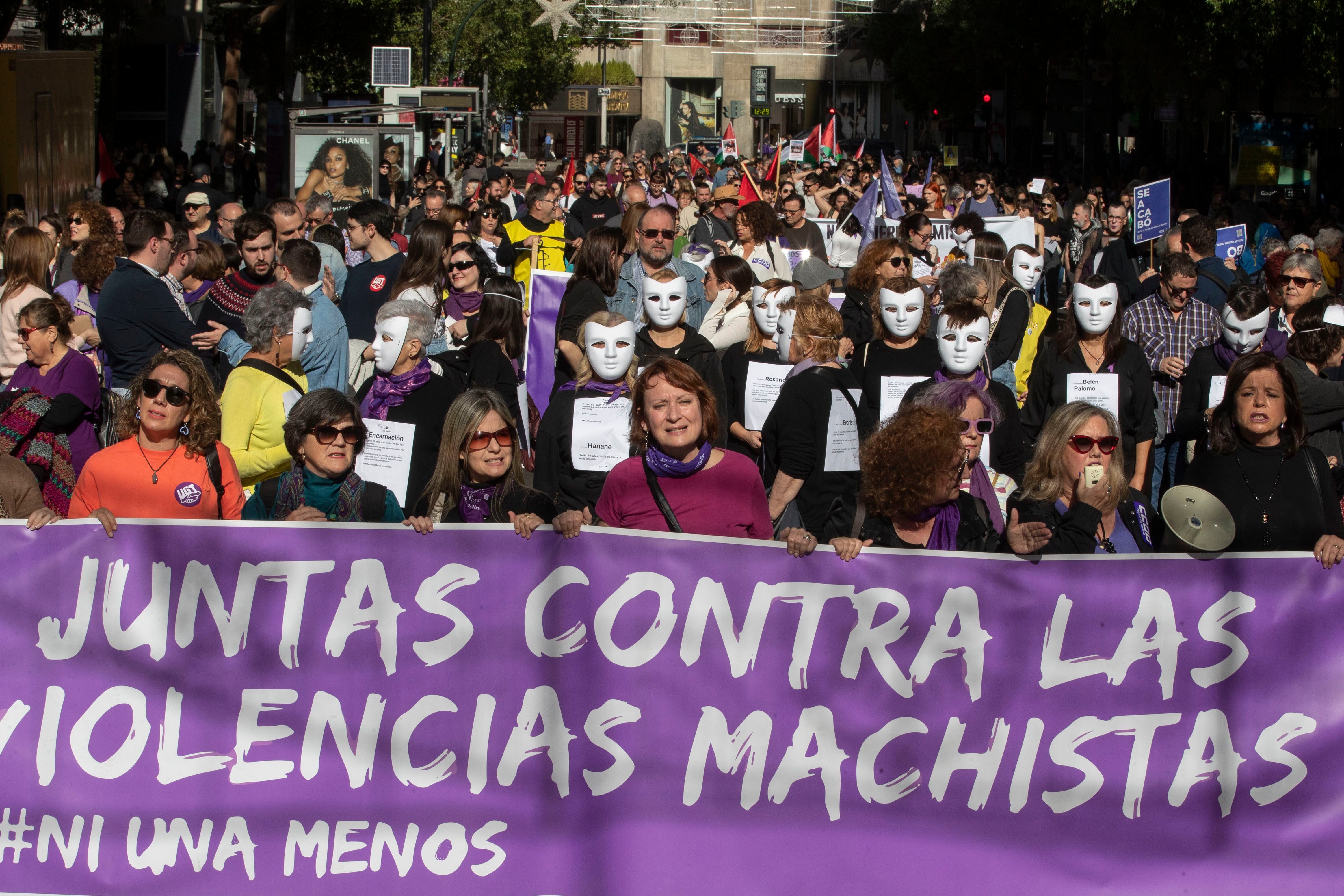 Más de medio millar de personas se han manifestado esta mañana por el centro de Murcia, convocados por la Asamblea Feminista de la Región con motivo de la celebración del Día Internacional Contra la Violencia hacia las Mujeres, para denunciar la violencia hacia las mujeres, y los discursos negacionistas y de odio con respecto a la violencia machista. EFE/Marcial Guillén