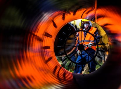 Un operario trabaja en la construcción de una sección del gaseoducto Balkan Stream cerca de la localidad de Kamenovo (Bulgaria).