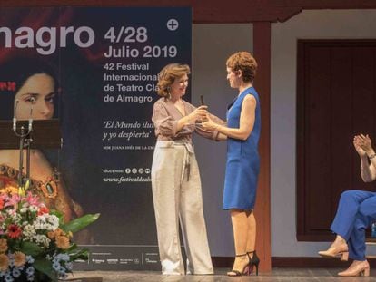 Adriana Ozores recibe el Premio Corral de Comedias de manos de Carmen Calvo en presencia de Elvira Lindo, el pasado jueves en Almagro.