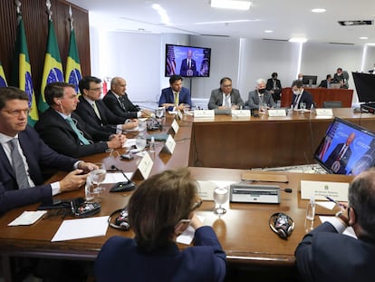 El presidente de Brasil, Jair Bolsonaro, y miembros de su Gobierno participan desde Brasilia en la cumbre del clima convocada por EE UU, este jueves.