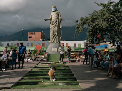 Un niño juega la plaza de la redoma de Petare en Caracas.