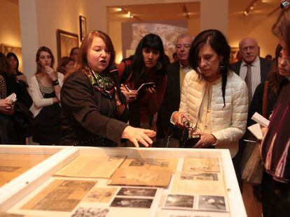 La presentación de la muestra que incluye documentos periodísticos.