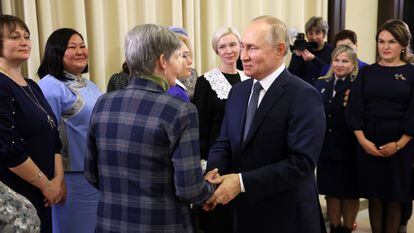 Putin se reúne con madres de militares rusos.