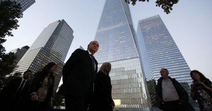 El ministro del Interior de Espa&ntilde;a, Jorge Fern&aacute;ndez D&iacute;az, y la presidenta de la Fundaci&oacute;n V&iacute;ctimas del Terrorismo, Mar&iacute;a del Mar Blanco, visitan el memorial del 11-S en Nueva York.