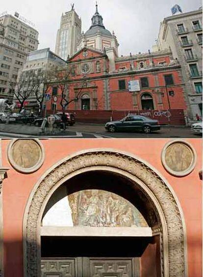 Arriba, la céntrica iglesia de las Calatravas, en la calle de Alcalá, junto a la calle de Peligros. Abajo, detalle del dintel de la puerta de la fachada de donde fue borrada la efigie del rey consorte.