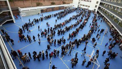 Colas para votar en la consulta del 9-N en 2014, en Barcelona.