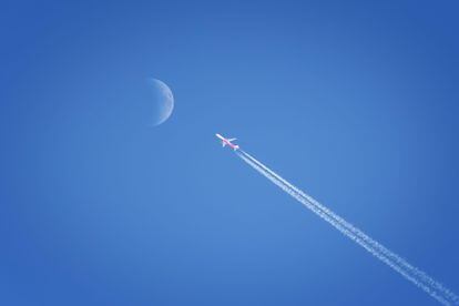Los aviones, según las teorías conspiranoicas, dejan a su paso agentes químicos para controlar a la humanidad