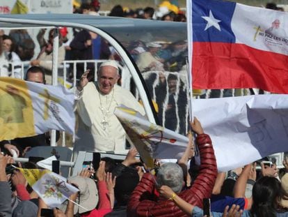 El papa Francisco saluda a sus feligreses a su llegada a Temuco.
