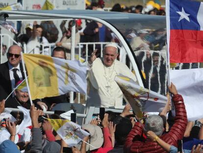 El papa Francisco saluda a sus feligreses a su llegada a Temuco.